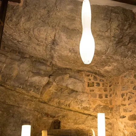 Casa De La Roca Апартаменты Альбаррасин